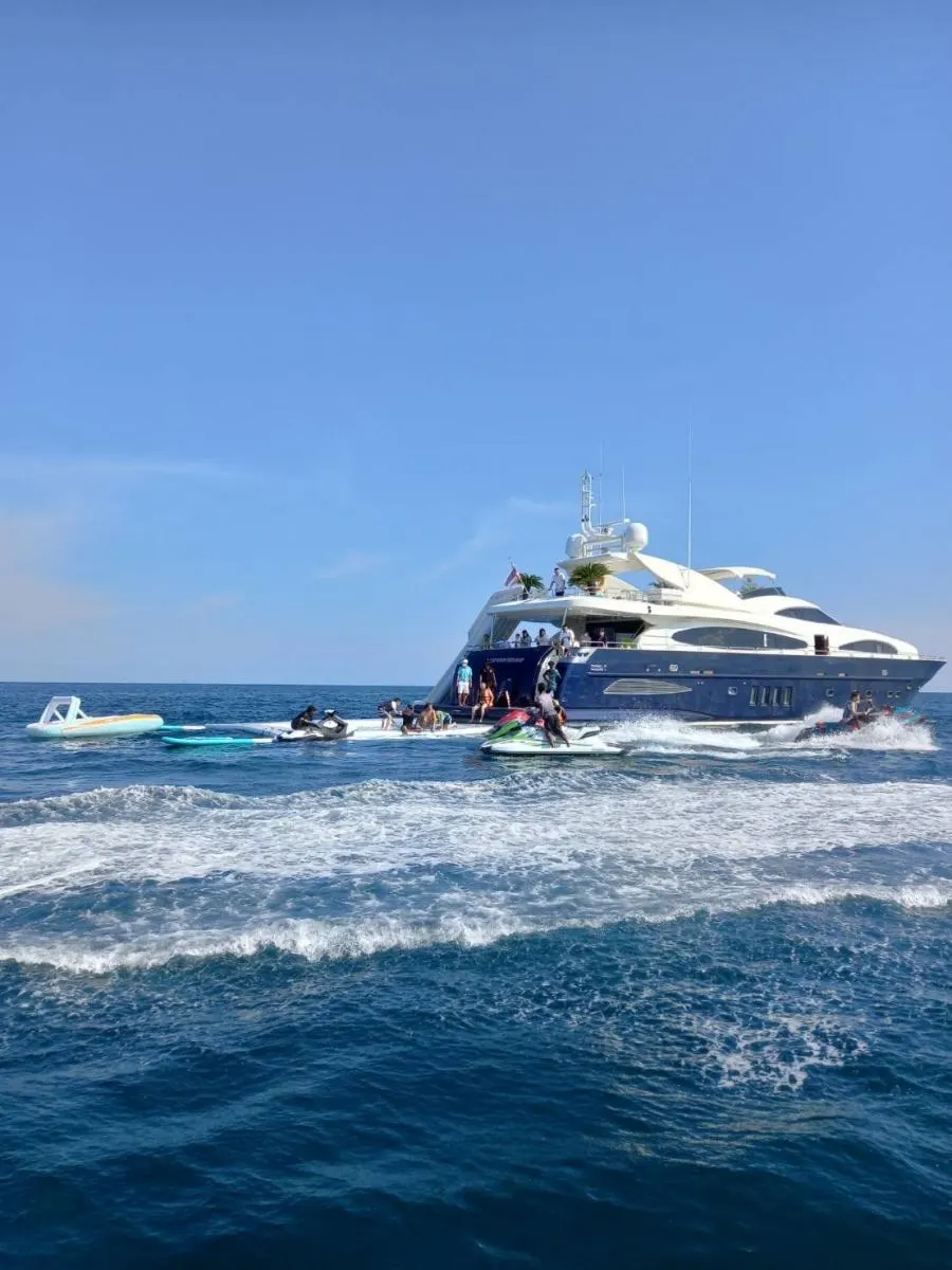 102ft Astondoa — photo 7 of 8