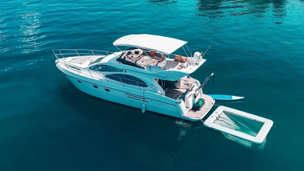A private yacht charter suited to a shorter 4-hour trip