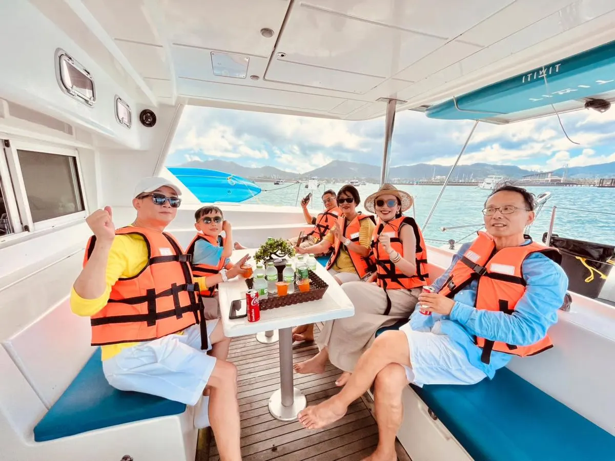 Lagoon 44ft (B) — photo 3 of 8