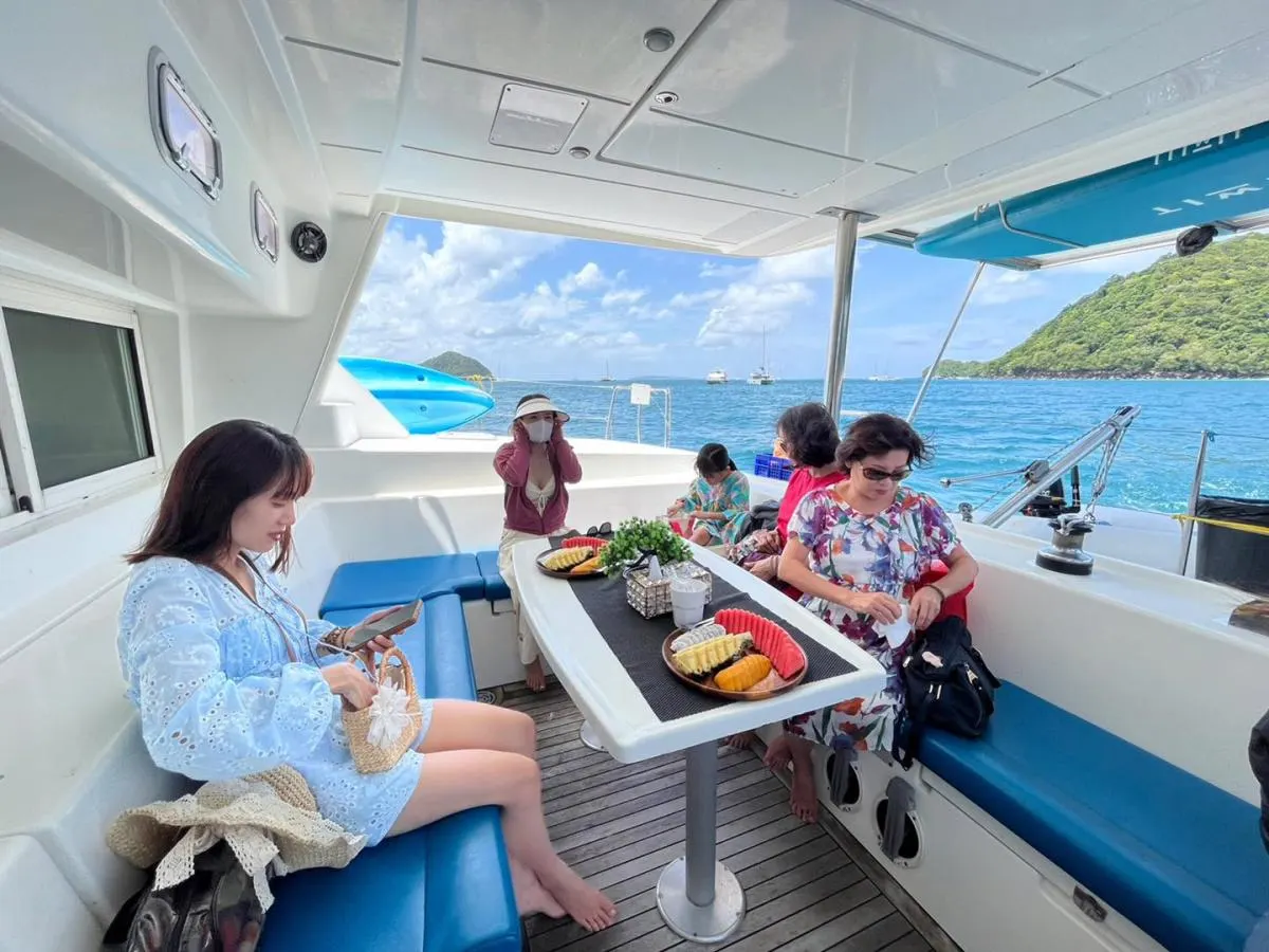 Lagoon 44ft (B) — photo 4 of 8