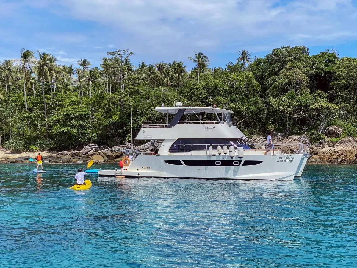 Power Catamaran 46ft — photo 3 of 8