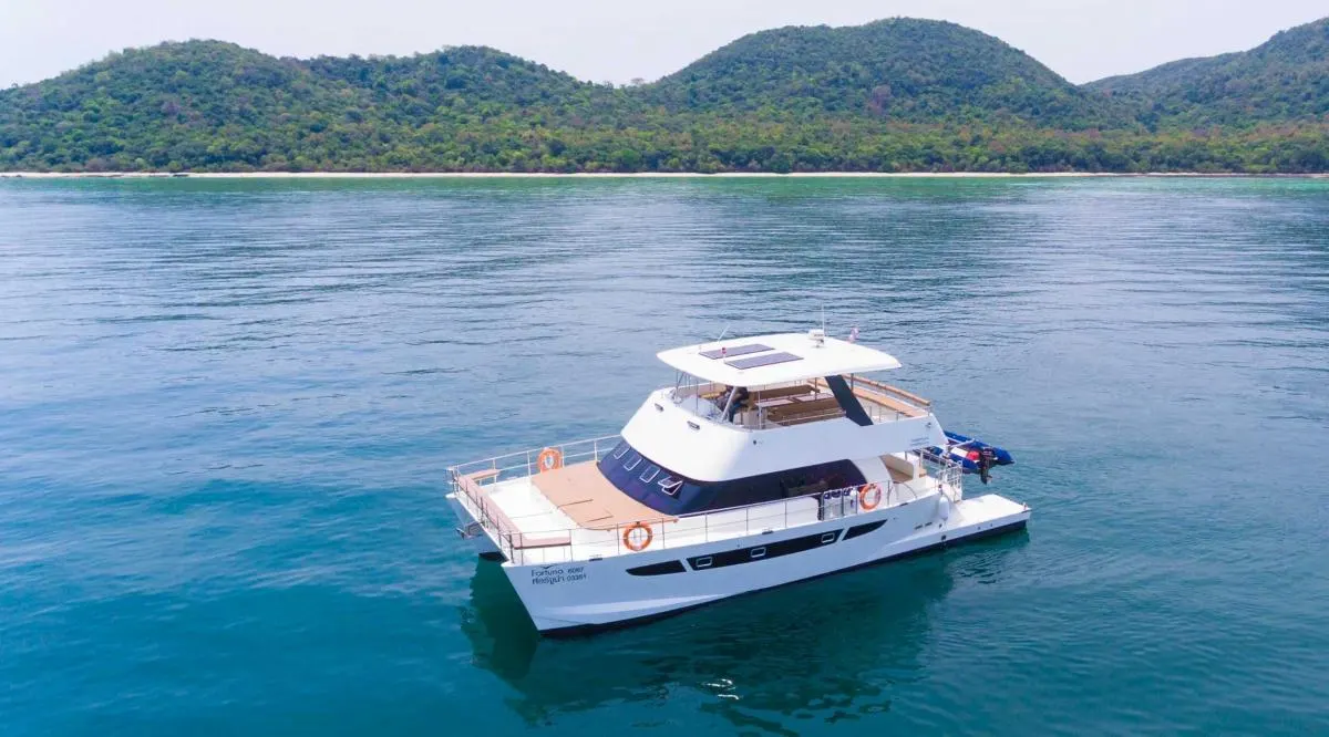 Power Catamaran 46ft — photo 5 of 8
