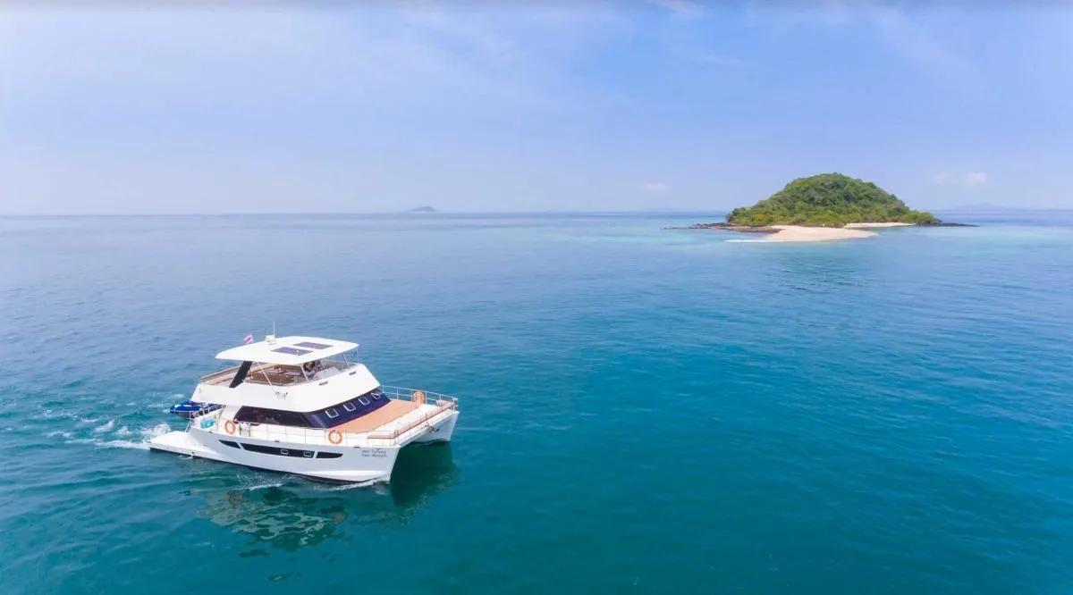 Power Catamaran 46ft — photo 6 of 8